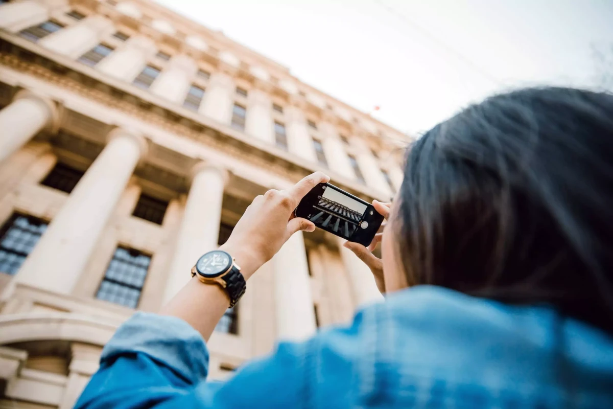 Turista fent una foto a un edifici